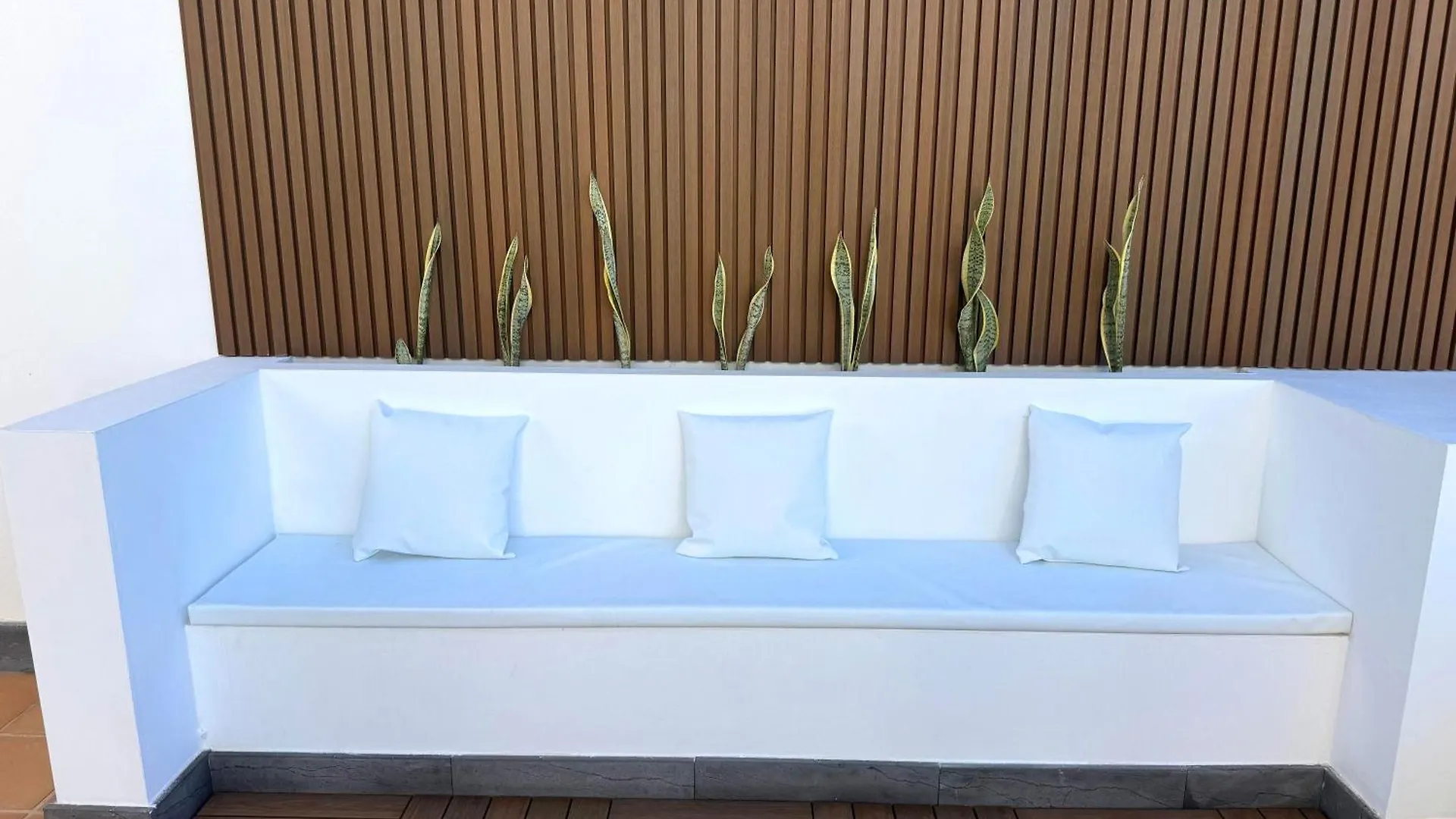 Villa Dedalos - A Luxury Large Villa With A Heated Pool In Puerto Calero