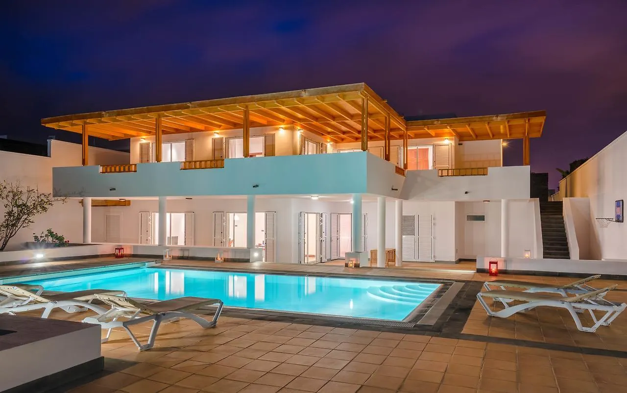 Villa Dedalos - A Luxury Large Villa With A Heated Pool In Puerto Calero