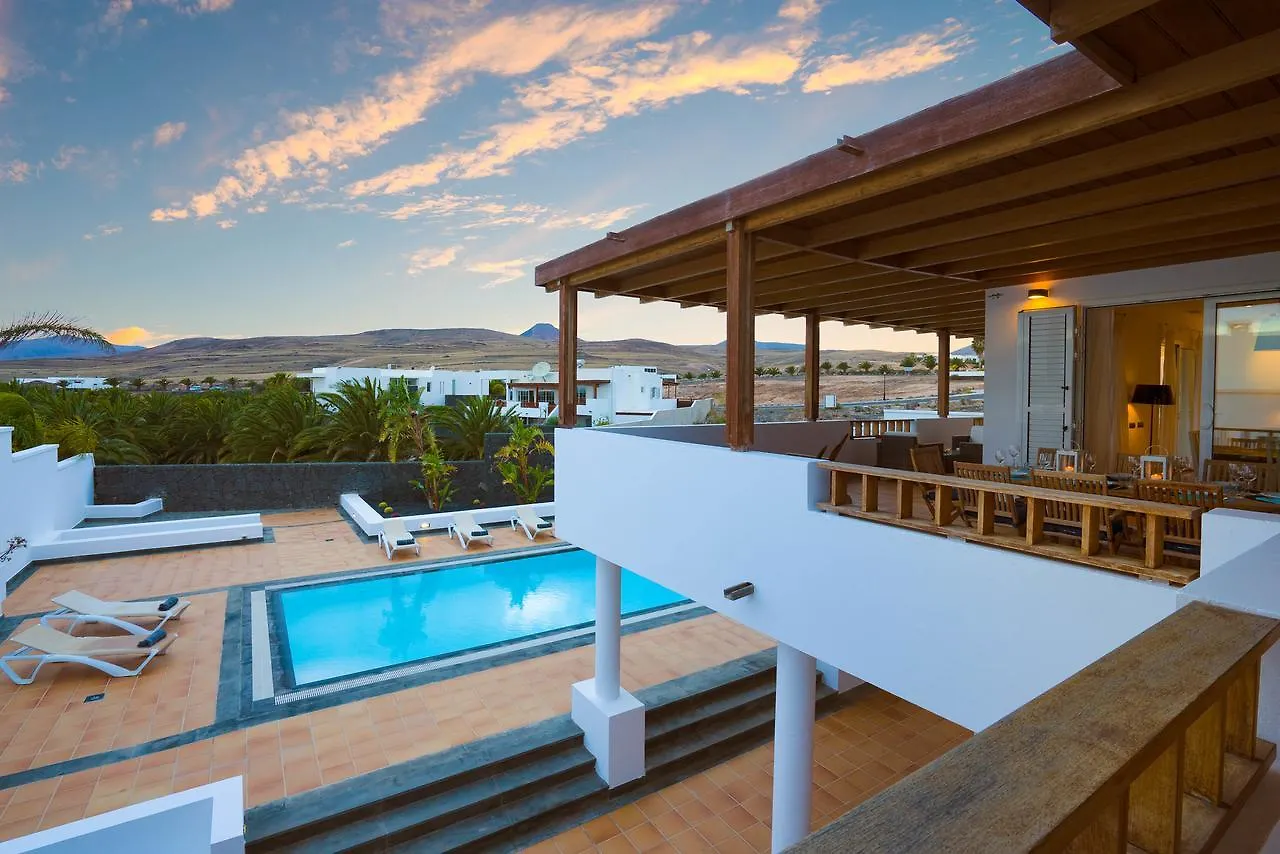 Villa Dedalos - A Luxury Large Villa With A Heated Pool In Puerto Calero