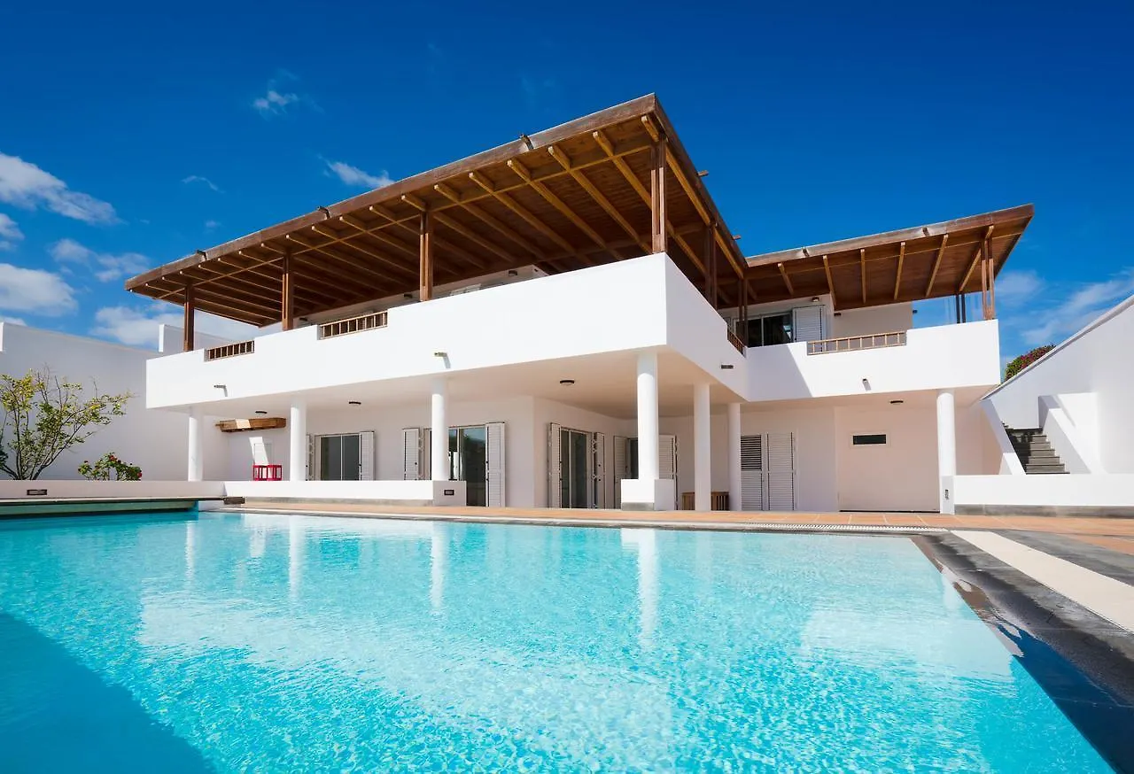 Villa Dedalos - A Luxury Large Villa With A Heated Pool In Puerto Calero
